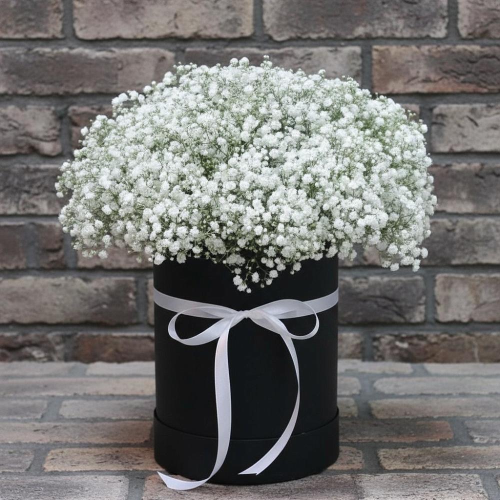 Цветочная композиция из Гипсофила в шляпной коробке в Гусеве