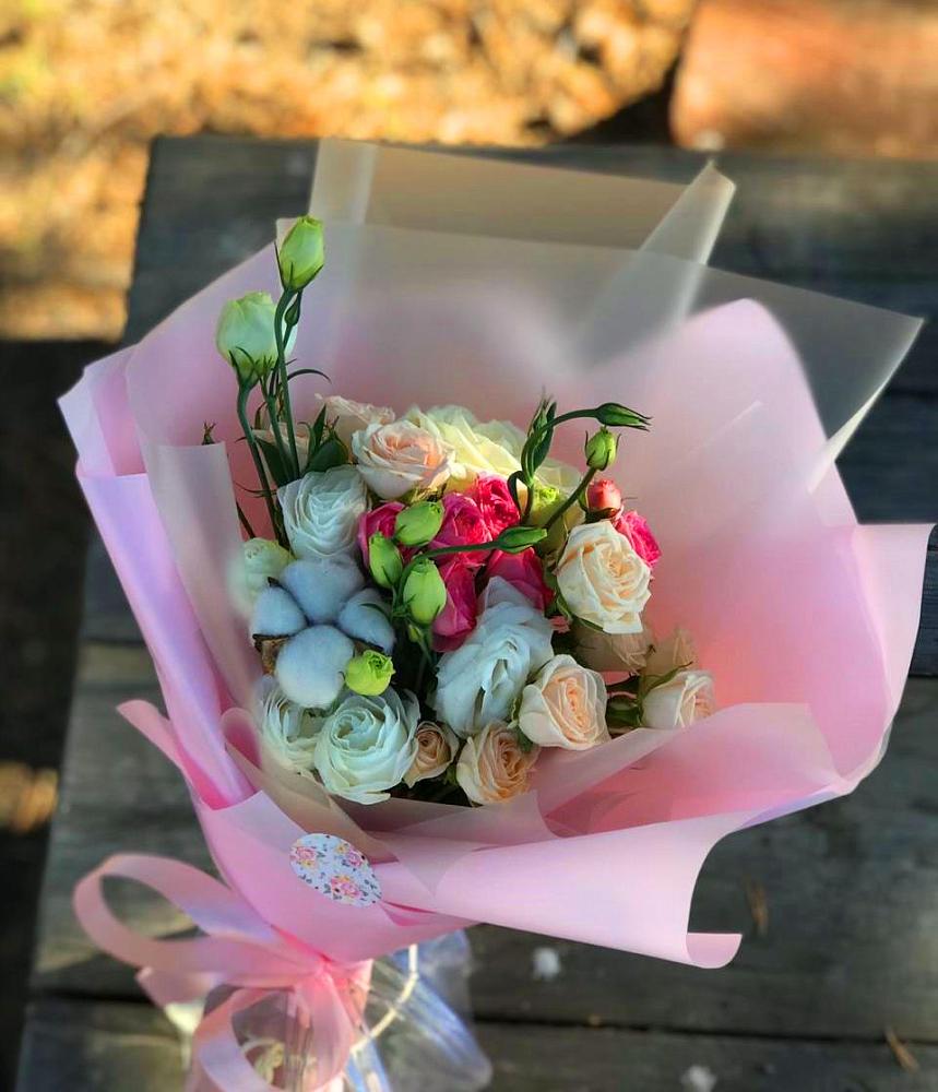 Букет цветов из: Розы и Лизиантусы в Гусеве