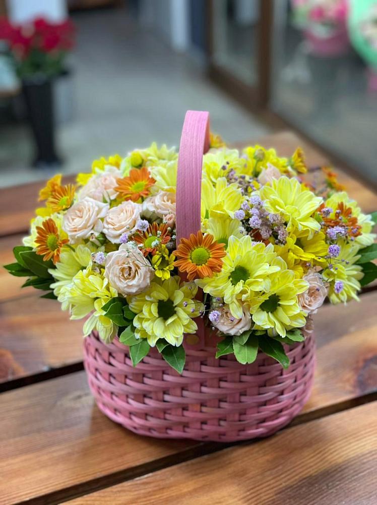 Цветочная композиция из Хризантемы и Розы в корзине в Гусеве