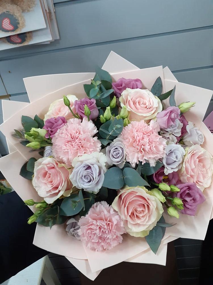 Букет цветов из: Розы, Гвоздики и Лизиантусы в Гусеве