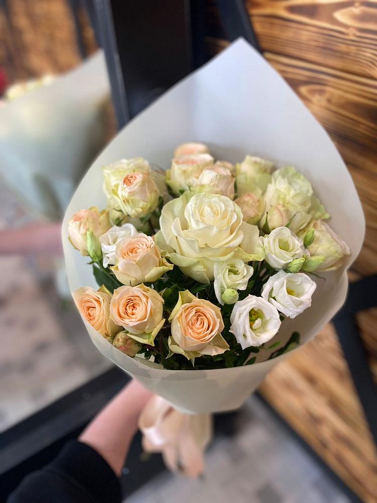 Букет цветов из: Розы и Лизиантусы в Гусеве